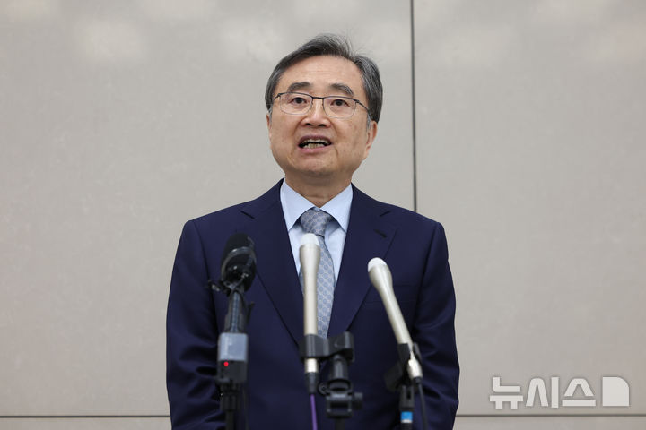 [인천공항=뉴시스] 황준선 기자 = 미국 이민당국의 불법체류 단속으로 구금된 한국인 근로자 300여명의 석방절차를 마무리 짓기 위해 미국을 방문했던 조현 외교부 장관이 12일 인천국제공항을 통해 귀국해 취재진의 질문에 답변하고 있다. 2025.09.12. hwang@newsis.com