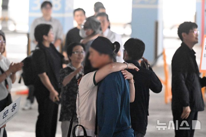 [인천공항=뉴시스] 황준선 기자 = 미국 조지아주 현대차그룹·LG에너지솔루션 배터리 합작 공장 건설 현장에서 체포·구금됐던 현대엔지니어링 근로자들이 지난 12일 오후 인천국제공항을 통해 귀국한 뒤 주차장에서 가족과 만나고 있다. 이들은 귀국 후에도 외출을 못 하고 있다며 정신적 피해를 호소하고 있다. (공동취재) 2025.09.17. photo@newsis.com