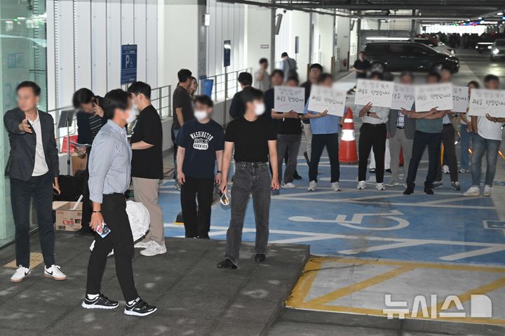 [인천공항=뉴시스] 황준선 기자 = 미국 조지아주 현대차그룹·LG에너지솔루션 배터리 합작 공장 건설 현장에서 체포·구금됐던 현대엔지니어링 근로자들이 12일 오후 인천국제공항을 통해 귀국한 뒤 주차장에서 가족과 만나기 위해 이동하고 있다. (공동취재) 2025.09.12. photo@newsis.com