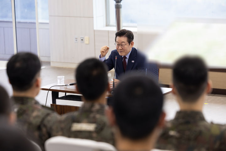 [서울=뉴시스] 이재명 대통령이 12일 강원도 화천군 육군 제7보병사단 칠성전망대를 방문해 군 장병들을 격려하고 있다. (사진=대통령실 제공) 2025.09.12. photo@newsis.com *재판매 및 DB 금지