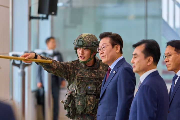 [서울=뉴시스] 이재명 대통령이 12일 강원도 화천군 육군 제7보병사단 칠성전망대를 방문해 군의 대비 태세를 보고받고 있다. (사진=대통령실 제공) 2025.09.12. photo@newsis.com *재판매 및 DB 금지