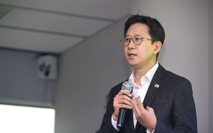 [서울=뉴시스] 배경훈 과학기술정보통신부 장관이 지난 12일 오후 서울 종로구 HJ비즈니스센터에서 열린 과기부 기자간담회에서 '과학기술 인공지능(AI) 정책 청사진'을 발표하고 있다. (사진=과학기술정보통신부 제공) 2025.09.14. photo@newsis.com *재판매 및 DB 금지