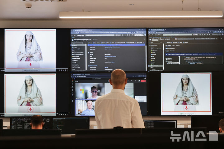 [티라나=AP/뉴시스] 알바니아 티라나에서 알바니아 정보사회국(National Agency for Information Society) 소속 전문가들이 인공지능 장관 '디엘라(Diella, 알바니아어로 '태양'이라는 뜻)'를 화면으로 살펴보고 있다. 2025.09.13.