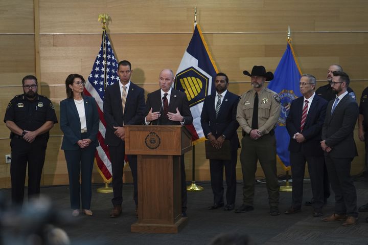 [오렘=AP/뉴시스] 스펜서 콕스 유타주지사가 12일(현지 시간) 유타주 오렘에서 찰리 커크 총격 용의자 검거 관련 기자회견 하고 있다. 2025.09.13.