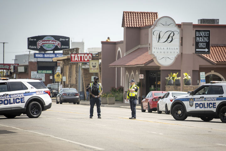 [시카고=AP/뉴시스] 법 집행 요원들이 12일(현지시각) 체포에 저항하는 불법이민자를 사살한 시카고 외곽 현장을 지키고 있다. 2025.9.13. 