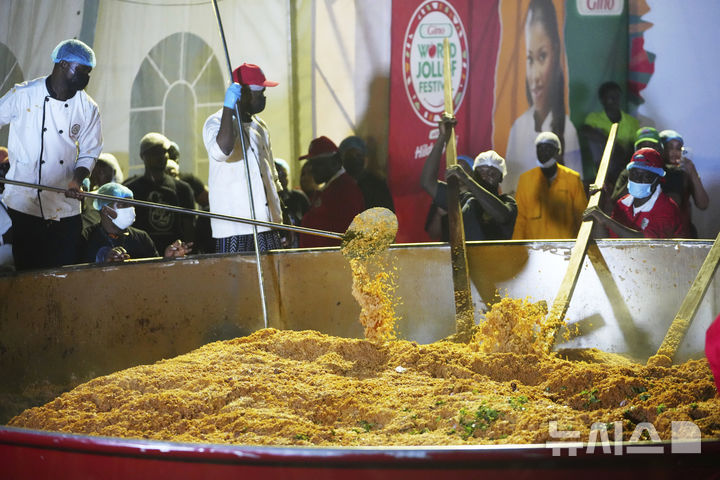 [AP/뉴시스] 지난 12일 나이지리아 수도 라고스에서 이 나라 국민 음식인 붉은 졸로프 쌀 밥을 한 솥에 세계 최대 량으로 짓는 행사가 펼쳐졌다