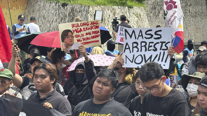 [마닐라=AP/뉴시스] 필리핀에서 홍수 방재 시스템 관련 부패 스캔들에 항의하는 대규모 시위가 16일 열렸다. 사진은 지난 9월 13일 필리핀 수도 마닐라에서 홍수 방재 시설 관련 부패 스캔들에 항의하는 대규모 시위가 열리는 모습. 2025.11.16.