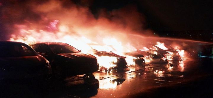 [인천=뉴시스] 13일 오전 3시36분께 인천 중구의 한 중고차 야적장에서 불이 나 주차된 차량들이 불에 타고 있다. (사진=인천소방본부 제공) 2025.09.13. photo@newsis.com *재판매 및 DB 금지