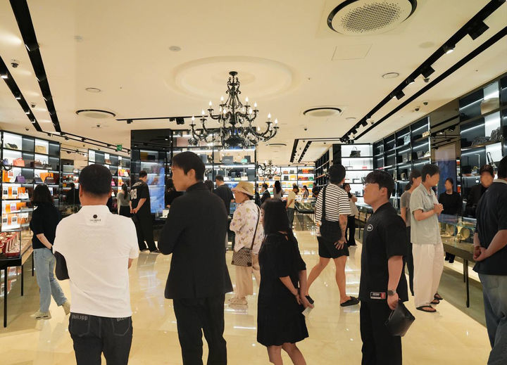 추석 명절 연휴를 한달 가량 앞둔 9월 캉카스백화점 매장이 고객들로 북적이고 있다. *재판매 및 DB 금지