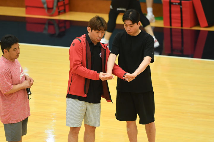 [서울=뉴시스] 프로농구 울산 현대모비스의 양동근 감독, 박구영 수석코치. (사진=KBL 제공) *재판매 및 DB 금지