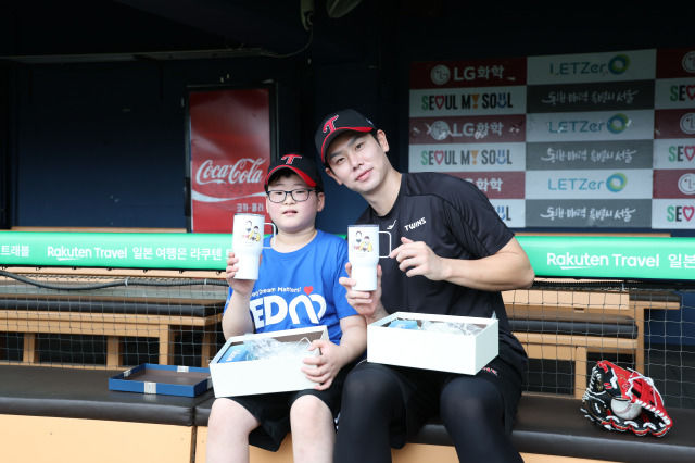 [서울=뉴시스] 프로야구 LG 트윈스의 홍창기(오른쪽)와 서윤후 군. (사진=LG 트윈스 제공). 2025.09.13. *재판매 및 DB 금지