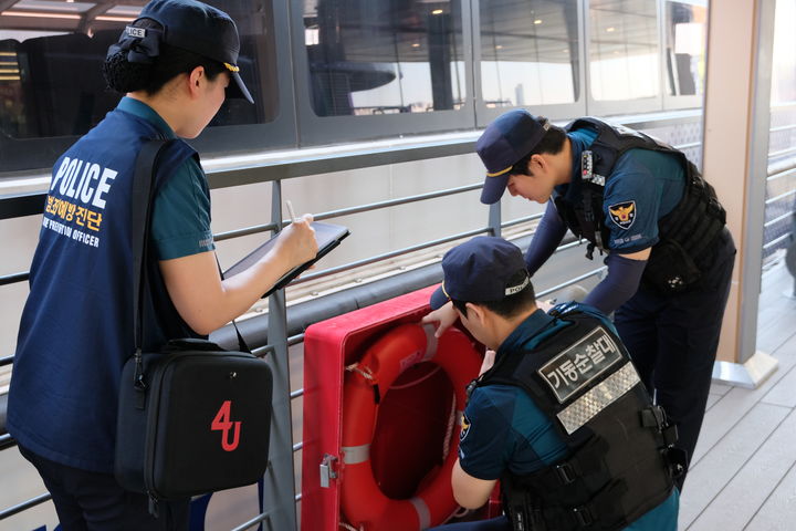 [서울=뉴시스]14일 서울시 자치경찰위원회(이하 서울 자경위)와 서울경찰청은 정식 운항을 앞둔 '한강버스' 이용 시민의 안전 확보를 위해 지난 3일부터 12일까지 10일간 선착장 7개소를 대상으로 사전 범죄예방 진단을 실시했다고 밝혔다.(사진=서울경찰청) 2025.09.13 photo@newsis.com *재판매 및 DB 금지