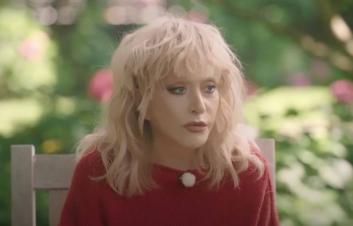 [서울=뉴시스] 노래 '백만송이 장미'를 불러 러시아의 국민가수가 된 알라 푸가초바가 7년 만에 출연한 인터뷰에서 러시아-우크라이나 전쟁에 대한 소신을 밝혔다. (사진 = 'Скажи Гордеевой' 유튜브 캡처) 2025.09.13. *재판매 및 DB 금지