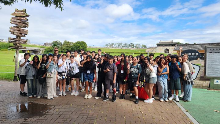 [수원=뉴시스] 13일 화성행궁을 방문한 청명고와 뉴질랜드 학생들. (사진=청명고 제공) 2025.09.13. photo@newsis.com *재판매 및 DB 금지