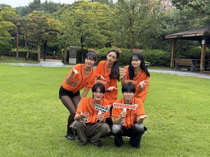 [대전=뉴시스] 교내에서 기념촬영을 하고 있는 대덕대 k-모델과 학생들. (사진=대덕대 제공) 2025.09.16. photo@newsis.com *재판매 및 DB 금지