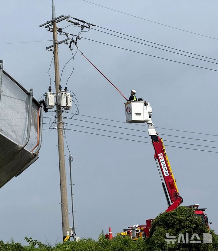 [제주=뉴시스] 13일 오후 제주시 애월읍 일대가 정전돼 한국전력공사 관계자들이 복구 작업을 하고 있다. (사진=제주도소방안전본부 제공) 2025.09.13. photo@newsis.com *재판매 및 DB 금지
