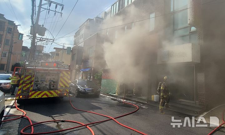 [제주=뉴시스] 13일 오후 3시38분께 제주시 연동의 3층짜리 건물 1층 식당에서 불이나 30여분만에 꺼졌다. 출동한 소방대원이 화재 진압 활동을 하고 있다. (사진=제주도소방안전본부 제공) 2025.09.13. photo@newsis.com *재판매 및 DB 금지