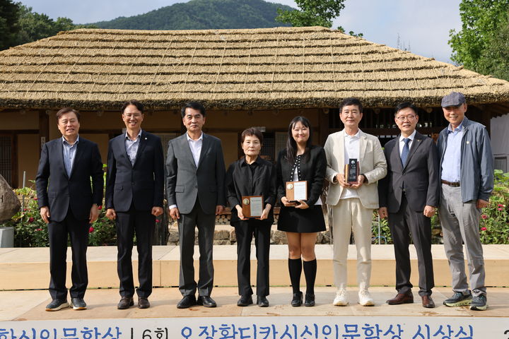 [보은=뉴시스] 13일 최재형(왼쪽 세번째) 충북 보은군수와 도종환(왼쪽) 시인이 13일 '제30회 오장환문학제' 개최 장소인 오장환문학관에서 16회 오장환 문학상과 12회 오장환신인문학상, 6회 오장환디카시신인문학상을 시상하고 있다. (사진=보은군 제공) 2025.09.13. photo@newsis.com *재판매 및 DB 금지