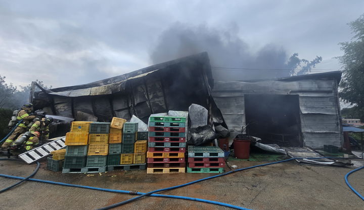 [익산=뉴시스] 13일 오전 6시께 익산 금마면의 한 사과창고에서 화재가 발생했다. 출동한 소방대원들이 창고 안에 물을 분사하고 있다. (사진=소방당국 제공) 2025.09.13. photo@newsis.com *재판매 및 DB 금지