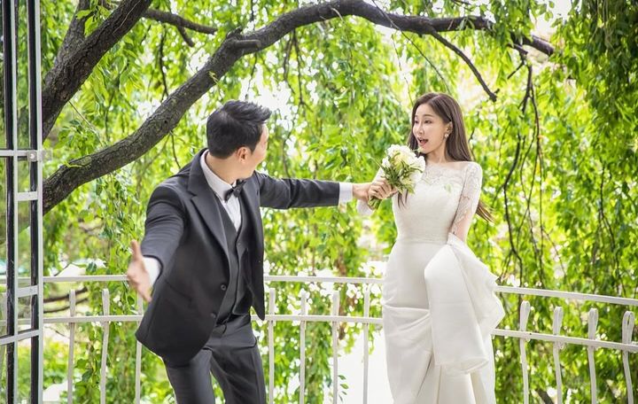 [서울=뉴시스] 배우 김하영(46)과 가수 출신 보컬 트레이너 박상준(48)이 13일 부부의 연을 맺었다. (사진=김하영 인스타그램) 2025.09.13. photo@newsis.com *재판매 및 DB 금지