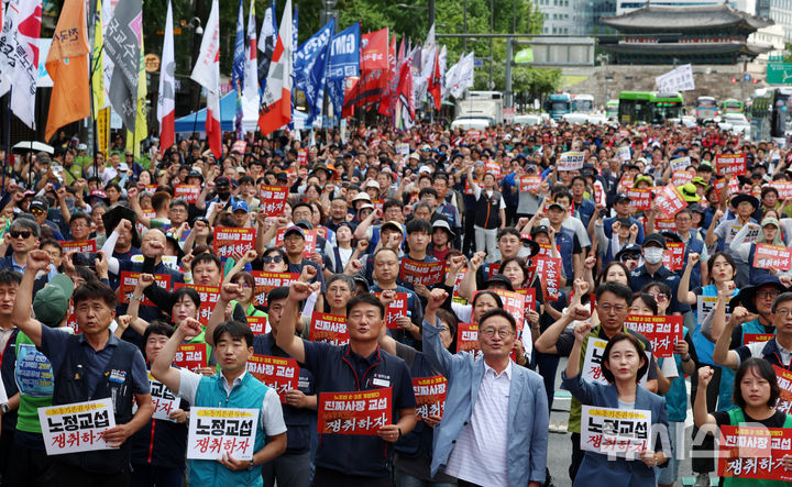[서울=뉴시스] 조성우 기자 = 민주노총 조합원들이 지난해 9월 13일 서울 중구 시청역 인근에서 열린 '진짜 사장 교섭 쟁취! 모든 노동자 노동기본권 실현, 노정 교섭 쟁취! 9.13 민주노총 결의대회'에서 구호를 외치고 있다. 2025.09.13. xconfind@newsis.com