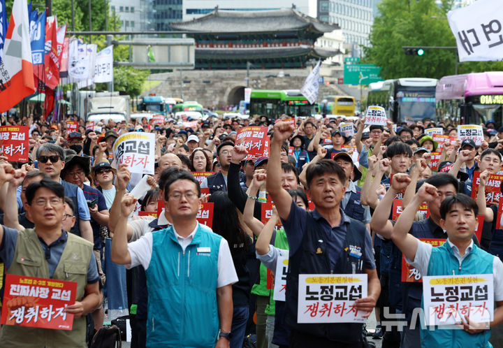 [서울=뉴시스] 조성우 기자 = 민주노총 조합원들이 13일 서울 중구 시청역 인근에서 열린 '진짜 사장 교섭 쟁취! 모든 노동자 노동기본권 실현, 노정 교섭 쟁취! 9.13 민주노총 결의대회'에서 구호를 외치고 있다. 2025.09.13. xconfind@newsis.com