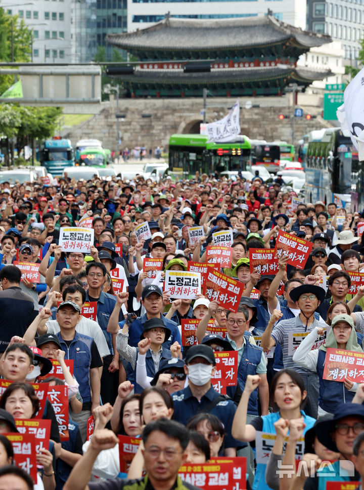 [서울=뉴시스] 조성우 기자 = 민주노총 조합원들이 13일 서울 중구 시청역 인근에서 열린 '진짜 사장 교섭 쟁취! 모든 노동자 노동기본권 실현, 노정 교섭 쟁취! 9.13 민주노총 결의대회'에서 구호를 외치고 있다. 2025.09.13. xconfind@newsis.com