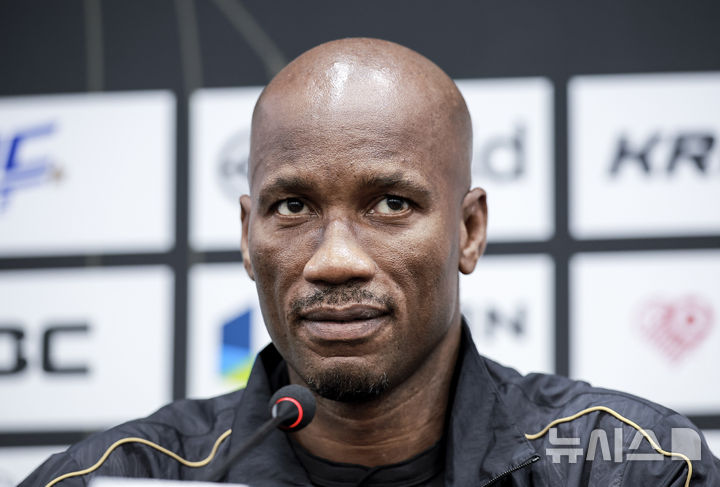 [서울=뉴시스] 정병혁 기자 = 13일 서울 마포구 서울월드컵경기장에서 열린 2025 넥슨 아이콘매치 이벤트매치에 앞서 열린 기자회견에서 FC 스피어 주장 디디에 드로그바가 질문을 듣고 있다. 2025.09.13. jhope@newsis.com
