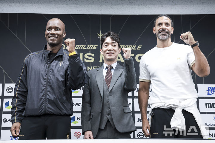 [서울=뉴시스] 정병혁 기자 = 13일 서울 마포구 서울월드컵경기장에서 열린 2025 넥슨 아이콘매치 이벤트매치에 앞서 열린 기자회견에서 박정무 넥슨 사업부사장이 FC 스피어 주장 디디에 드로그바와 실드 유나이티드 주장 리오 퍼디난드와 포즈를 취하고 있다. 2025.09.13. jhope@newsis.com