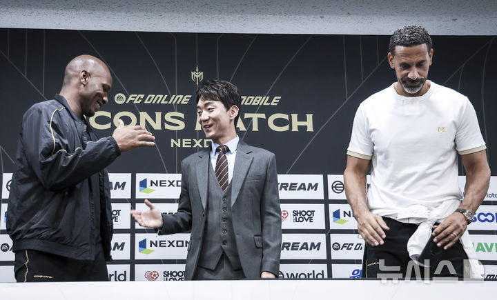 [서울=뉴시스] 정병혁 기자 = 13일 서울 마포구 서울월드컵경기장에서 열린 2025 넥슨 아이콘매치 이벤트매치에 앞서 열린 기자회견에서 박정무 넥슨 사업부사장이 FC 스피어 주장 디디에 드로그바와 실드 유나이티드 주장 리오 퍼디난드와 인사를 나누고 있다. 2025.09.13. jhope@newsis.com