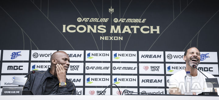 [서울=뉴시스] 정병혁 기자 = 13일 서울 마포구 서울월드컵경기장에서 열린 2025 넥슨 아이콘매치 이벤트매치에 앞서 열린 기자회견에서 FC 스피어 주장 디디에 드로그바와 실드 유나이티드 주장 리오 퍼디난드가 질문에 답하고 있다. 2025.09.13. jhope@newsis.com