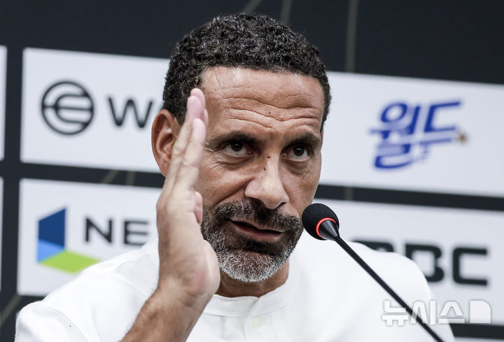[서울=뉴시스] 정병혁 기자 = 13일 서울 마포구 서울월드컵경기장에서 열린 2025 넥슨 아이콘매치 이벤트매치에 앞서 열린 기자회견에서 실드 유나이티드 주장 리오 퍼디난드가 질문에 답하고 있다. 2025.09.13. jhope@newsis.com