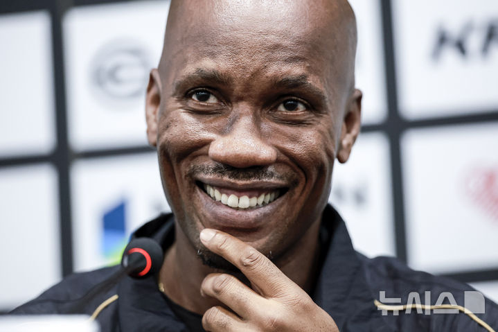 [서울=뉴시스] 정병혁 기자 = 13일 서울 마포구 서울월드컵경기장에서 열린 2025 넥슨 아이콘매치 이벤트매치에 앞서 열린 기자회견에서 FC 스피어 주장 디디에 드로그바가 질문에 답하고 있다. 2025.09.13. jhope@newsis.com