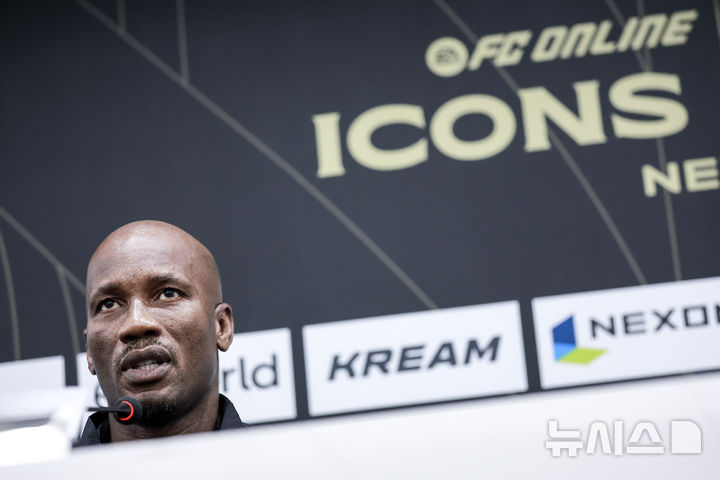 [서울=뉴시스] 정병혁 기자 = 13일 서울 마포구 서울월드컵경기장에서 열린 2025 넥슨 아이콘매치 이벤트매치에 앞서 열린 기자회견에서 FC 스피어 주장 디디에 드로그바가 질문에 답하고 있다. 2025.09.13. jhope@newsis.com