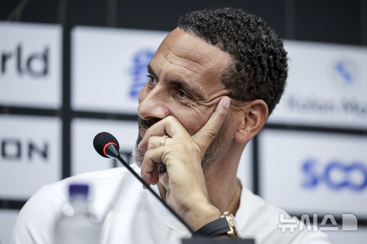 [서울=뉴시스] 정병혁 기자 = 13일 서울 마포구 서울월드컵경기장에서 열린 2025 넥슨 아이콘매치 이벤트매치에 앞서 열린 기자회견에서 실드 유나이티드 주장 리오 퍼디난드가 질문을 듣고 있다. 2025.09.13. jhope@newsis.com