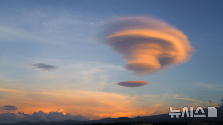 [제주=뉴시스] 우장호 기자 = 온종일 내린 비가 그치고 맑게 갠 13일 오후 제주시 오라동에서 바라본 남동쪽 하늘에 렌즈구름이 떠올라 시선을 사로 잡고 있다. 일명 'UFO'구름으로 불리는 렌즈구름은 한라산을 넘어 온 덥고 습한 남서풍이 제주도의 지형과 만나 생기는 것으로 알려져 있다. 2025.09.13. woo1223@newsis.com