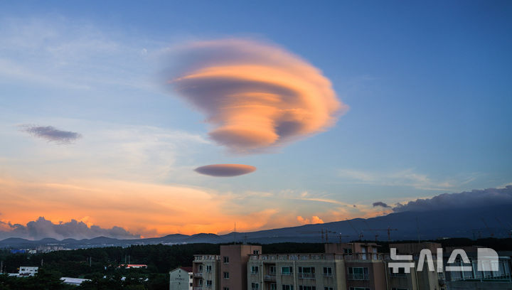 [제주=뉴시스] 우장호 기자 = 온종일 내린 비가 그치고 맑게 갠 13일 오후 제주시 오라동에서 바라본 남동쪽 하늘에 렌즈구름이 떠올라 시선을 사로 잡고 있다.  일명 'UFO'구름으로 불리는 렌즈구름은 한라산을 넘어 온 덥고 습한 남서풍이 제주도의 지형과 만나 생기는 것으로 알려져 있다. 2025.09.13. woo1223@newsis.com