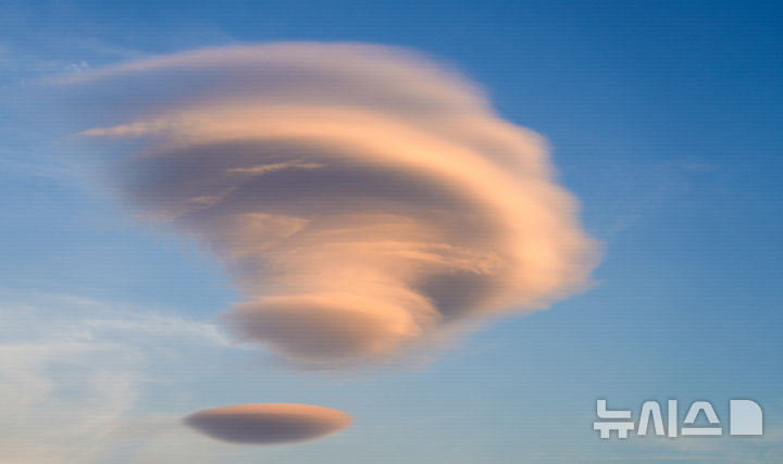 [제주=뉴시스] 우장호 기자 = 온종일 내린 비가 그치고 맑게 갠 13일 오후 제주시 오라동에서 바라본 남동쪽 하늘에 렌즈구름이 떠올라 시선을 사로 잡고 있다. 일명 'UFO'구름으로 불리는 렌즈구름은 한라산을 넘어 온 덥고 습한 남서풍이 제주도의 지형과 만나 생기는 것으로 알려져 있다. 2025.09.13. woo1223@newsis.com