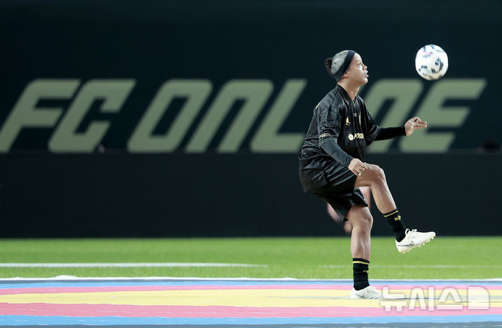 [서울=뉴시스] 정병혁 기자 = 13일 서울 마포구 서울월드컵경기장에서 열린 2025 넥슨 아이콘매치 이벤트매치에서 호나우지뉴가 터치 챌린지 경기를 하고 있다. 2025.09.13. jhope@newsis.com