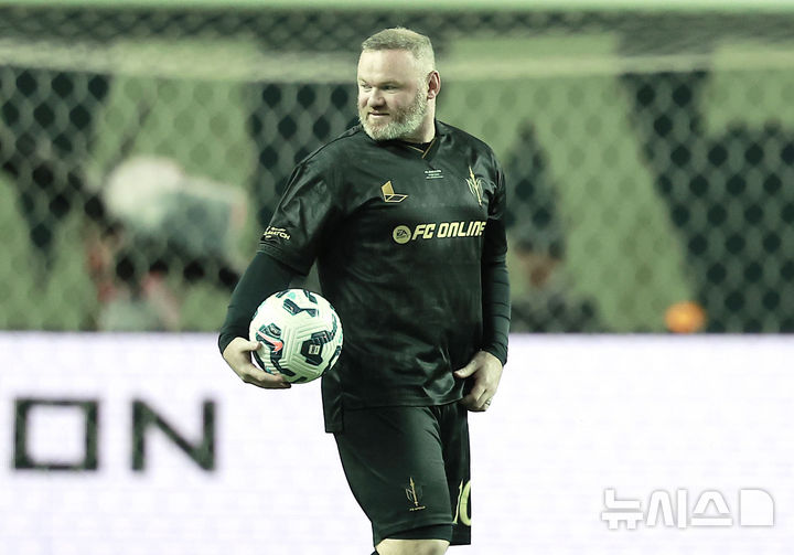 [서울=뉴시스] 정병혁 기자 = 13일 서울 마포구 서울월드컵경기장에서 열린 2025 넥슨 아이콘매치 이벤트매치 파워도르 경기에서 FC스피어 웨인 루니가 슛을 한 뒤 결과를 살펴보고 있다. 2025.09.13. jhope@newsis.com