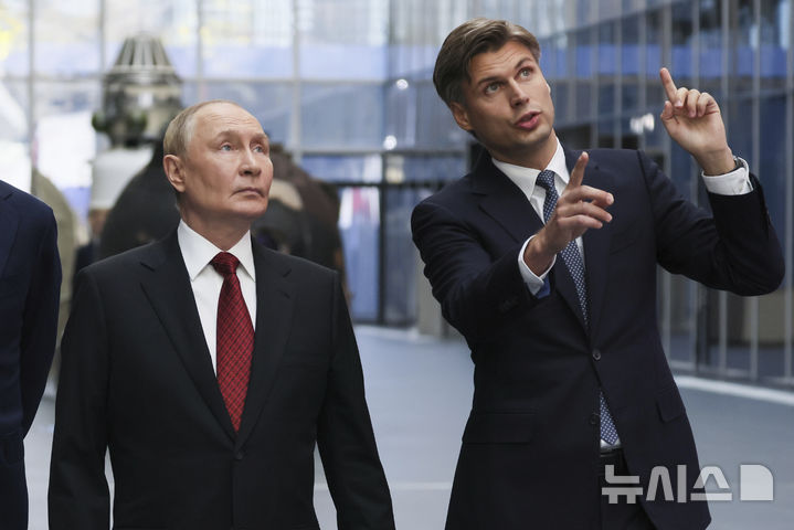 [AP/뉴시스] 13일 러시아의 블라디미르 푸틴 대통령이 모스크바의 새 국립우주센터를 찾아 국가우주공사 로스코스모스 사장의 설명을 듣고 있다.