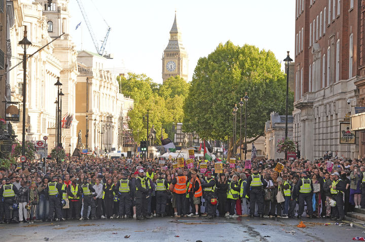 [런던= AP/뉴시스]런던의 극우파 반이민 시위대 11만명에 대항하는 "파시즘 반대"시위대. 이들 5천명이 13일 웨스트민스터 사원 부근 거리를 행진하면서 양쪽 시위대와 이를 분리하려는 경찰의 대결로 극심한 혼란이 일어났다. 2025.09.14. 