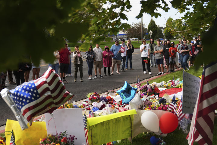 [오렘( 미 유타주)= AP/뉴시스] 트럼프의 열렬한 팬이며 보수활동가인 찰리 커크가 총격피살당한 유타주 밸리 대학교의 한 추모 장소에서 9월 13일(현지시간) 그의 지지자들이 성조기와 꽃을 가져다 놓ㅇ며 그를 추모하고 있다. 커크는 이 곳의 한 행사에 참석하려다가 총격을 받고 숨졌다. 2025.09.15. 