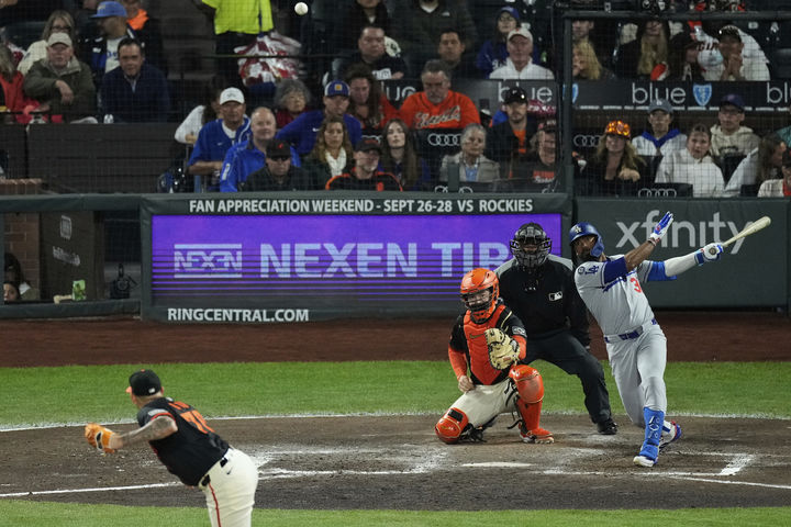 [샌프란시스코=AP/뉴시스] LA 다저스 테오르카 에르난데스가 14일(한국 시간) 미국 캘리포니아주 샌프란시스코의 오라클 파크에서 열린 2025 MLB 샌프란시스코 자이언츠와의 경기에서 안타를 치고 있다. 2025.09.14.