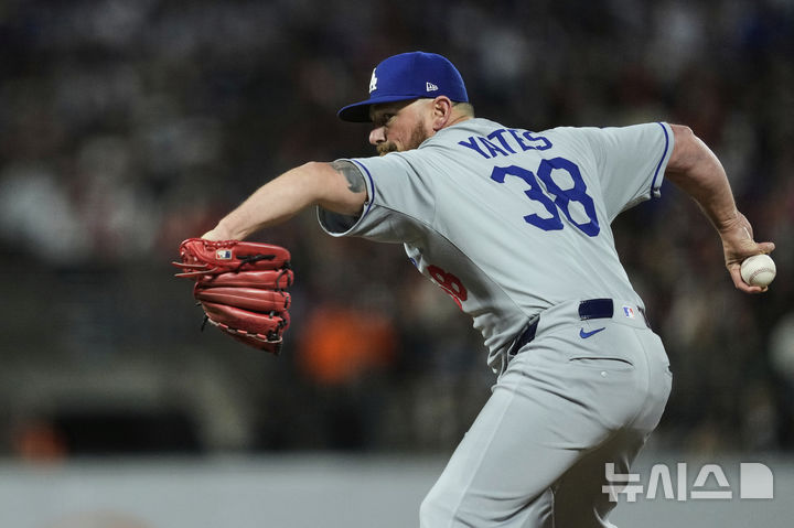 [샌프란시스코=AP/뉴시스] LA 다저스 불펜 투수 커비 예이츠가 13일(현지 시간) 미국 캘리포니아주 샌프란시스코 오라클파크에서 열린 2025 MLB 샌프란시스코 자이언츠와의 경기 5회 마운드에서 공을 던지고 있다. 2025.09.14.