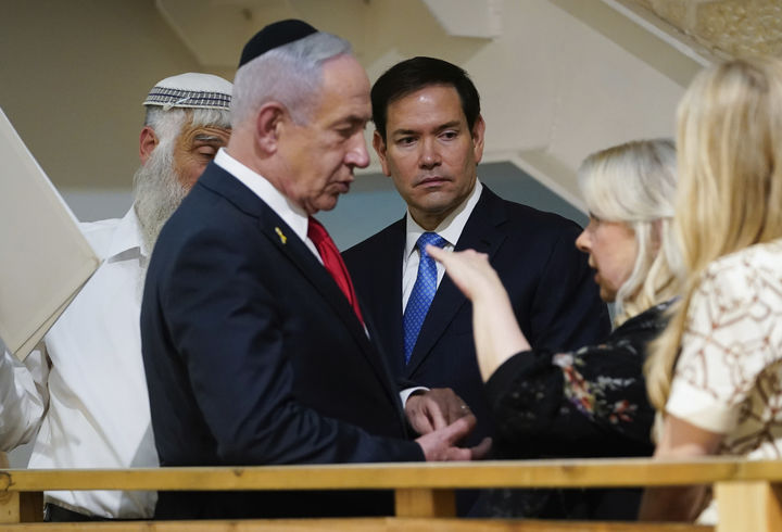 [예루살렘=AP/뉴시스] 마코 루비오 미국 국무장관(가운데)과 베냐민 네타냐후 이스라엘 총리가 9월14일 이스라엘 동예루살렘 구시가지 서쪽 통곡의 벽을 방문하고 있다. 루비오장관은 네타냐후와 회담을 마친 뒤 카타르를 방문한다고 15일 발표했다. 2025.09.16.