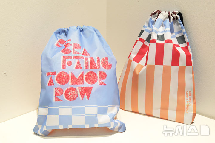 [청주=뉴시스] 2025 청주공예비엔날레 공식 굿즈 키트 (사진= 청주공예비엔날레 조직위원회 제공) 2025.09.14. photo@newsis.com *재판매 및 DB 금지