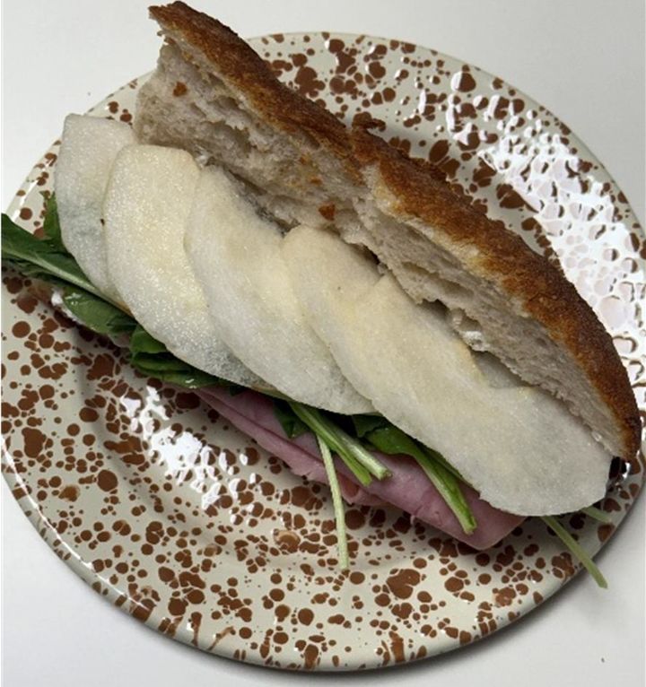 [세종=뉴시스] 농촌진흥청 국립원예특작과학원은 '제1회 수출 확대를 위한 배 활용 조리법 공모전' 수상작을 선정했다고 14일 밝혔다. 사진은 국립원예특작과학원장상을 받은 '케이-피어(K-Pear) 배몬 헌터스 팀'(이화여대 송혜준·김한결 학생)의 '잉~치키! 잉~치키! 배 차지키 샌드위치'.(사진=농진청 제공) 2025.09.14. photo@newsis.com *재판매 및 DB 금지