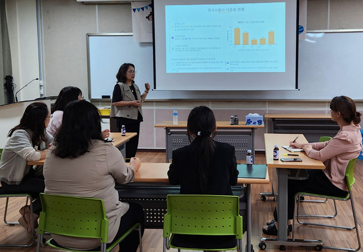 정선군 드림스타트는 정선군 여성회관 소회의실에서 세경대학교 사회복지학과 김수림 교수를 초청해 ‘다문화 가정의 이해’를 주제로 슈퍼비전 회의를 열고 있다.(사진=정선군 제공) *재판매 및 DB 금지