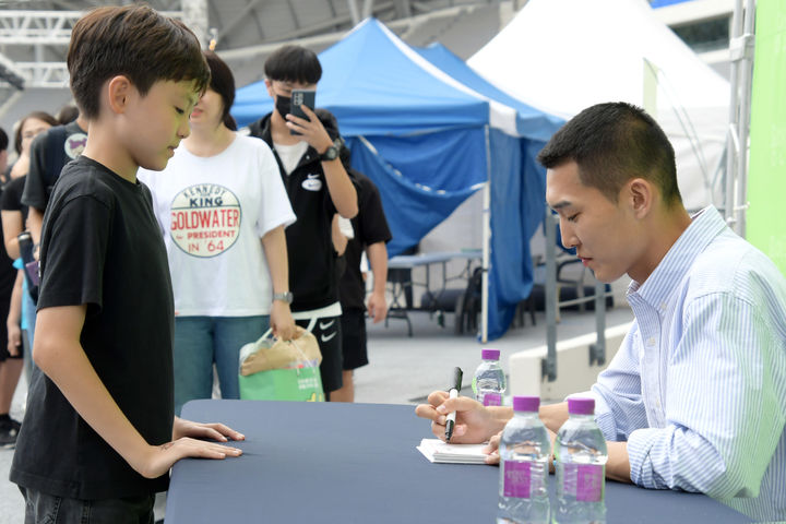 [용인=뉴시스 ]지난해 시민의날. 행사 팬사인회에 참석한 높이뛰기 우상혁(사진=용인시 제공)photo@newsis.com *재판매 및 DB 금지